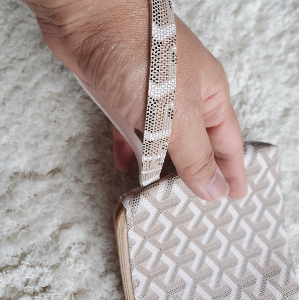 Patterned Wristlet - Picture 5 of 6